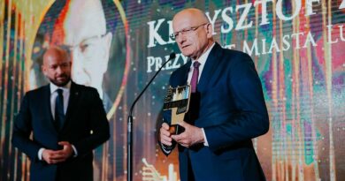 Krzysztof Żuk odbiera nagrodę Człowieka Roku 2022