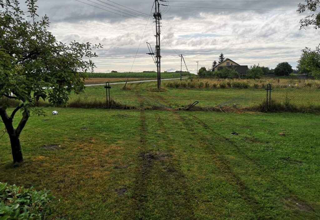 BMW rozwaliło ogrodzenie w gminie Nowodwór