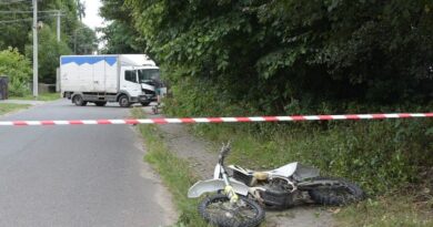 nieletni motocyklista zderzył się z ciężarowym Mercedesem