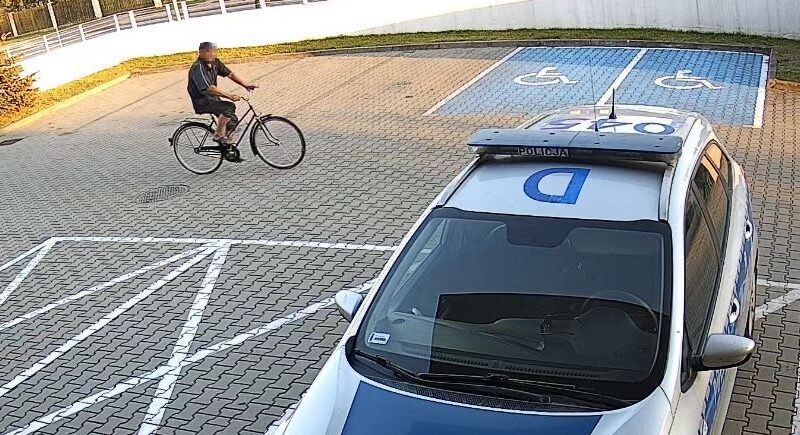 przyjechał rowerem na komendę policji sprawdzić trzeźwość