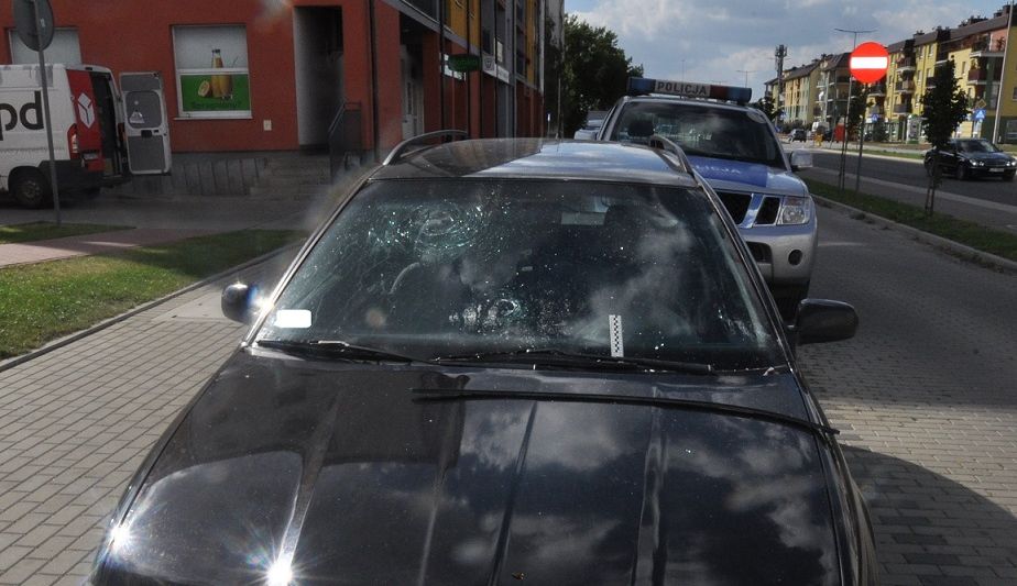 39-letni bialczanin rzucał butelkami w zaparkowane samochody