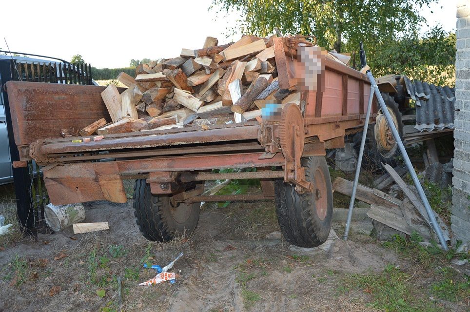 Tragiczny wypadek w gminie Wisznice. 85-latek zginął pod kołami ciągnika i rozrzutnika