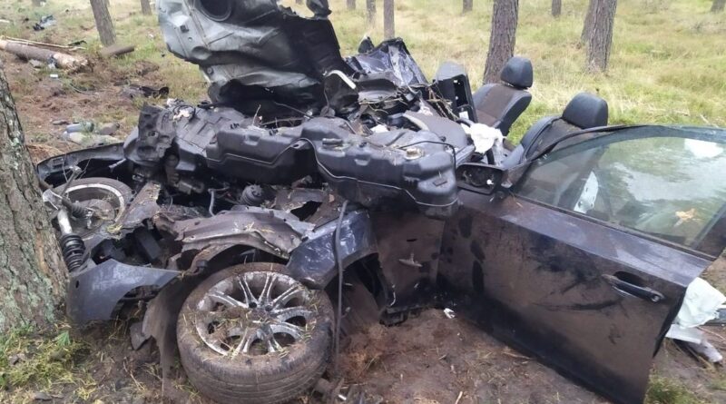 BMW rozpadło się na kawałki, kierowca w krytycznym stanie