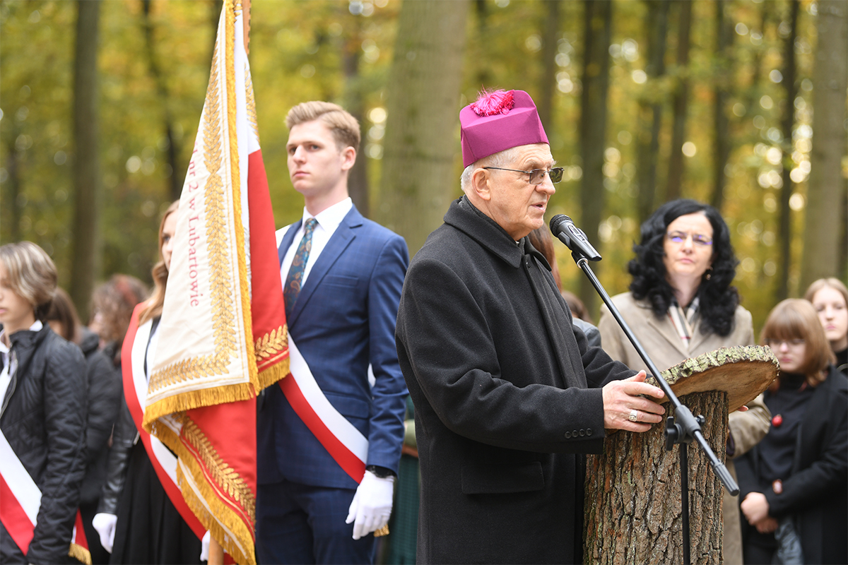 Odsłonięto pomnik upamiętniający egzekucję Żydów w Lasach Kozłowieckich