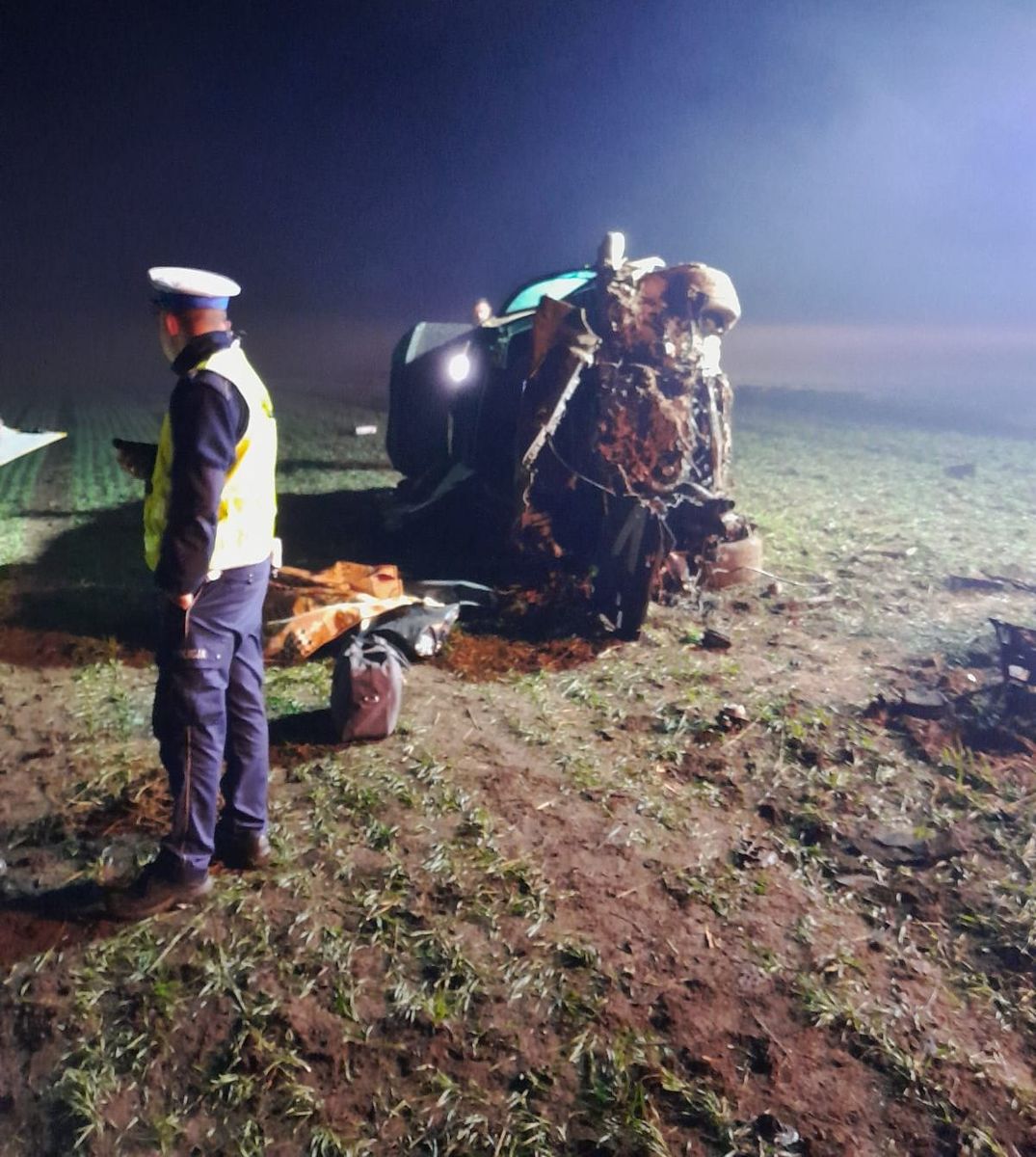 Wypadek w Dobóżku, w którym zginął 27-letni kierowca Mercedesa