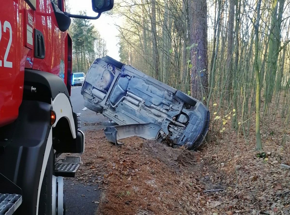 Groźny wypadek w miejscowości Biała. Skoda uderzyła w drzewo 