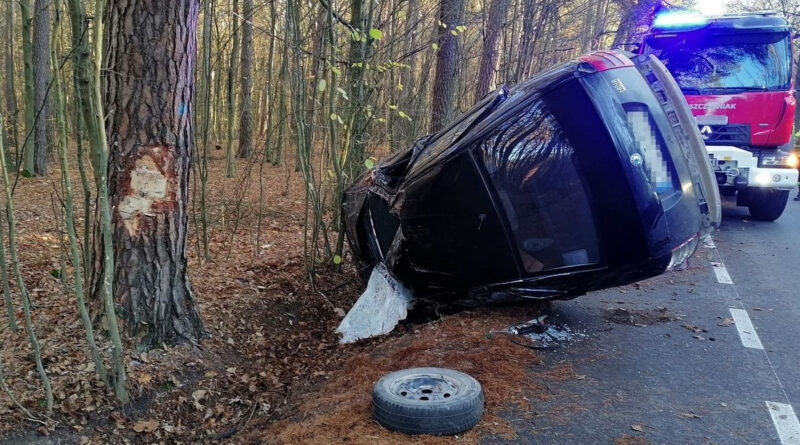 Groźny wypadek w miejscowości Biała. Skoda uderzyła w drzewo