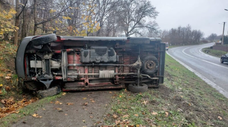 Wypadek w Izbicy. Dostawczy Mercedes przewrócił się na bok