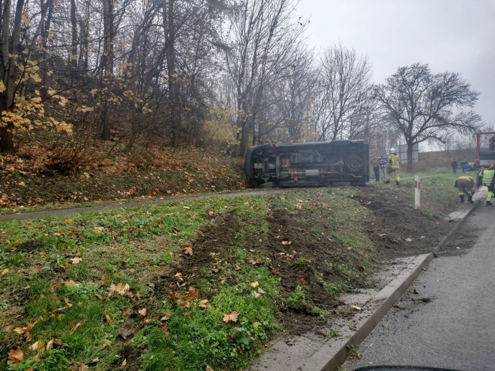 Wypadek w Izbicy. Dostawczy Mercedes przewrócił się na bok