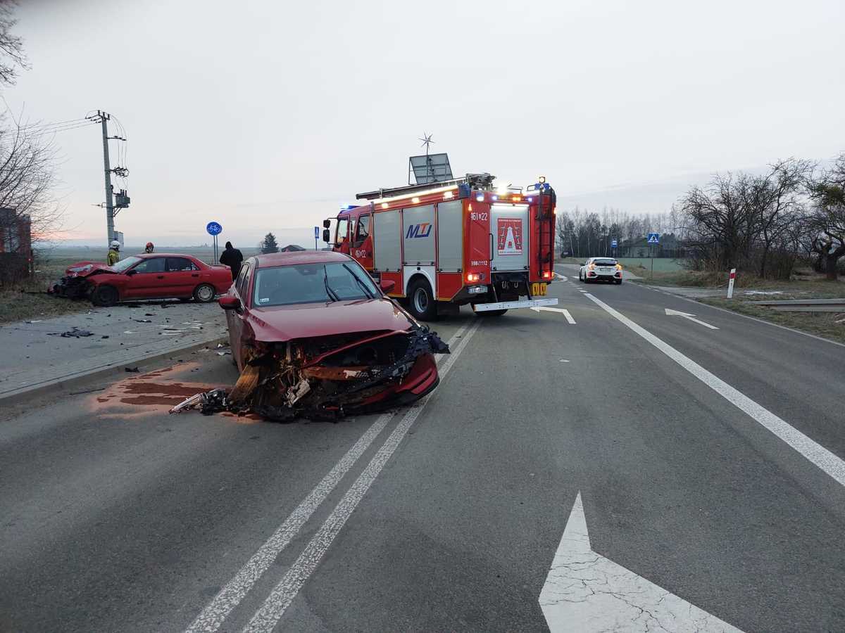 Zderzenie dwóch samochodów osobowych na trasie Łęczna - Milejów