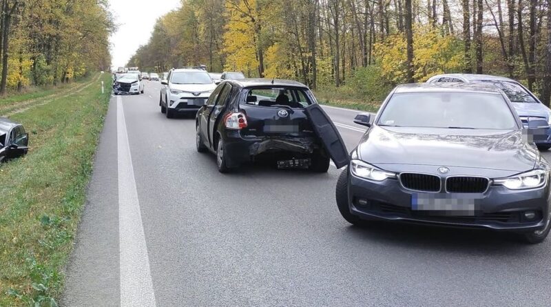 Groźne zderzenie sześciu pojazdów w Łopienniku Podleśnym