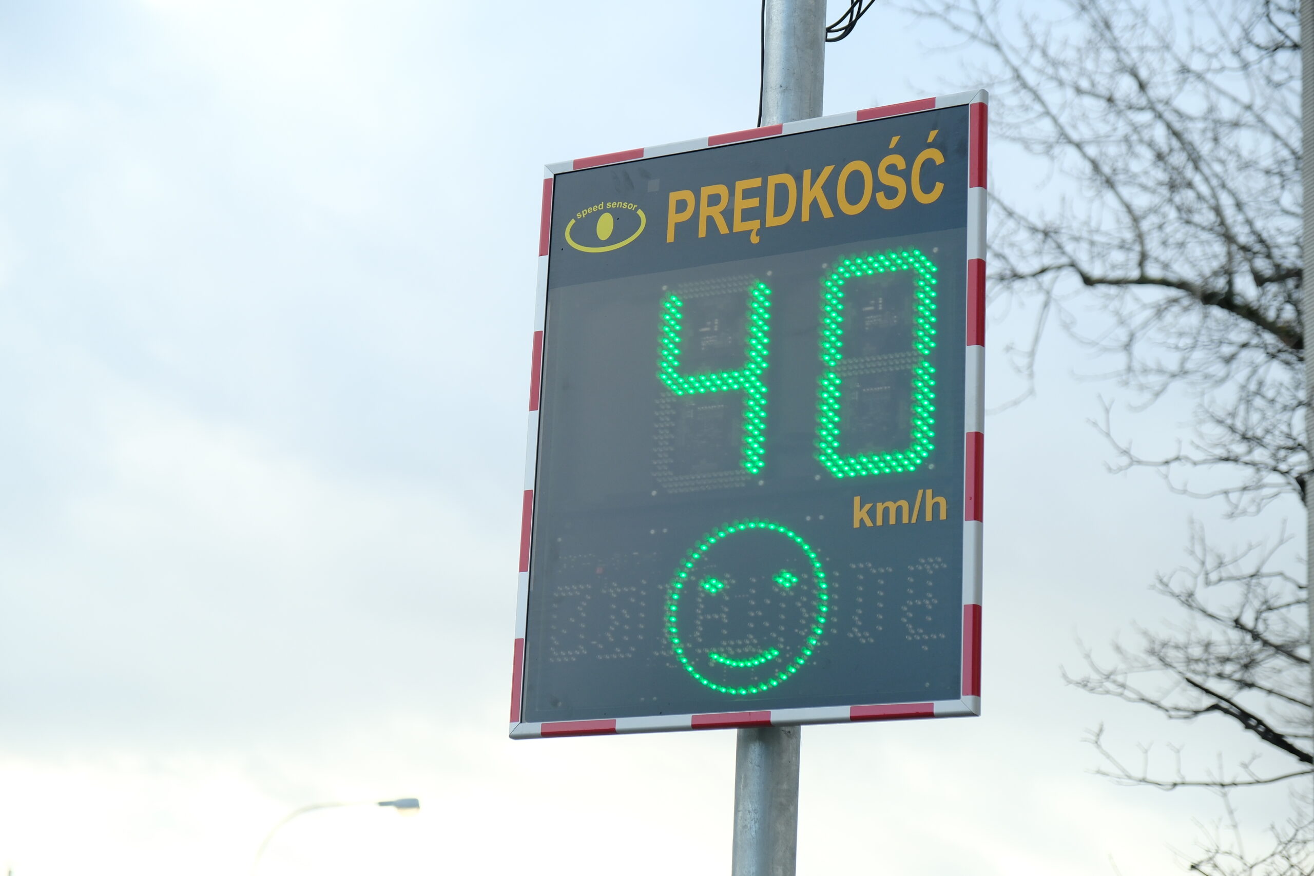 Gdy pojazd, zbliżając się do przejścia, przekroczy dozwoloną prędkość, jego kierowca zobaczy na wyświetlaczu czerwoną, smutną ikonę. Natomiast kiedy dostosuje prędkość do dozwolonej lub będzie jechał jeszcze wolniej ikonka uśmiechnie się na zielono.