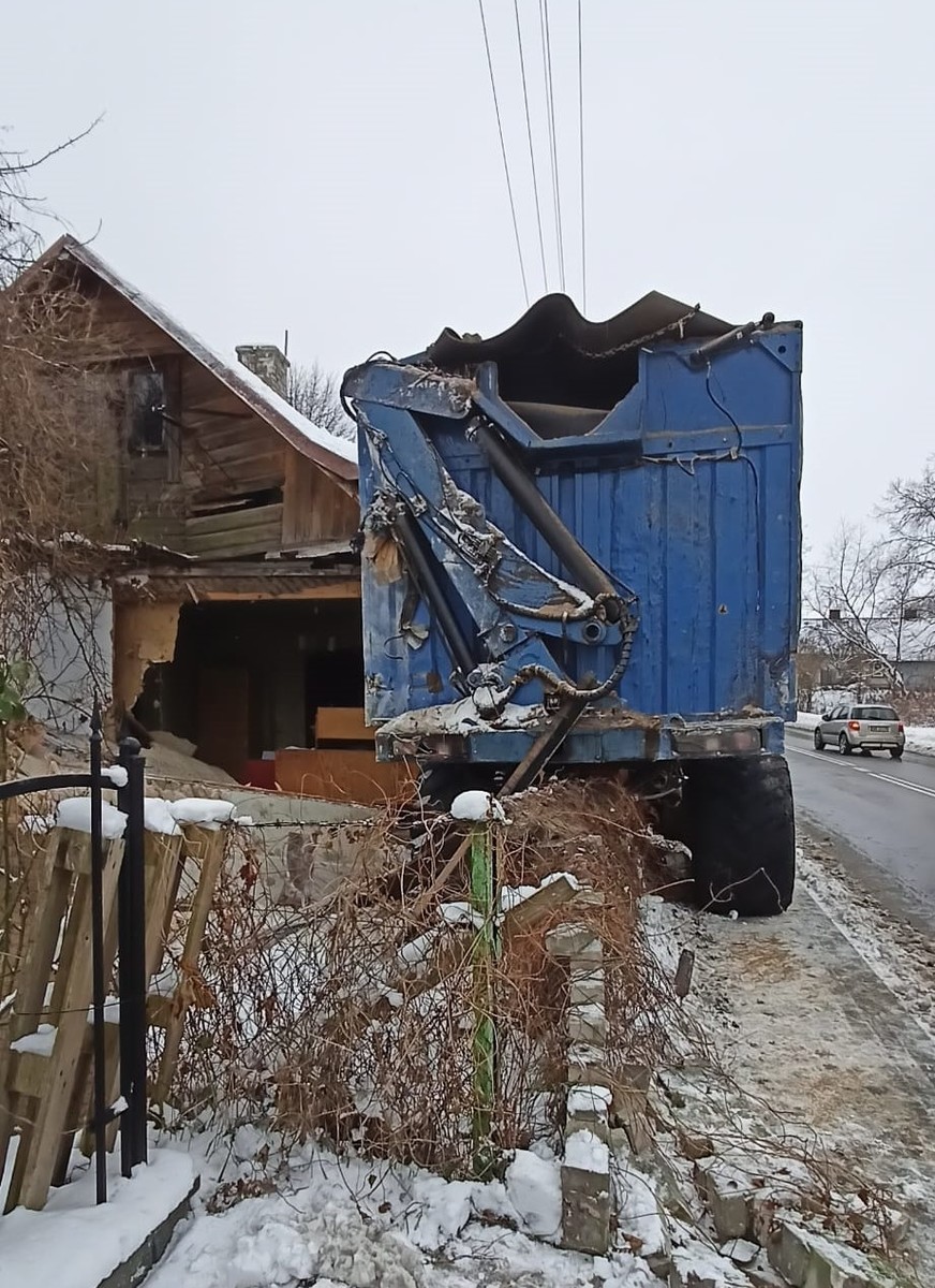 Kolizja ciężarówki z pojazdem wolnobieżnym