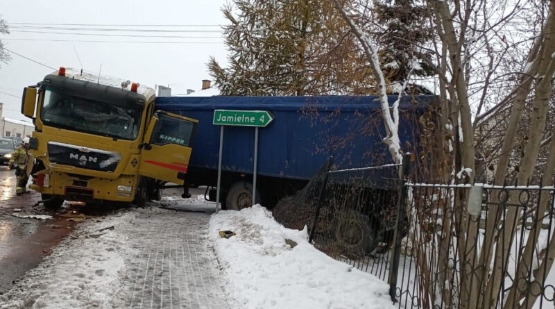 Kolizja ciężarówki z pojazdem wolnobieżnym