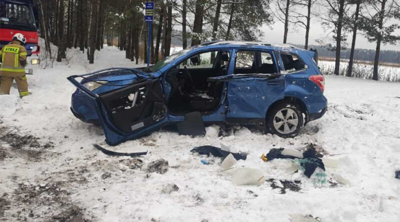 Subaru dachowało i wpadło do wody. Pasażer i kierowca nie żyją