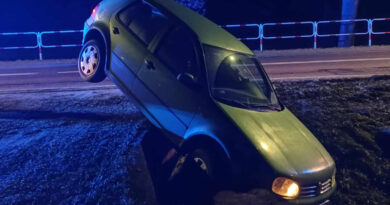 Wczoraj przed godziną 17:00 w miejscowości Werechanie (powiat tomaszowski) doszło do niecodziennego zdarzenia. 57-letni kierowca Volkswagena Golfa, "nie zmieścił" się na podjeździe i wpadł do przydrożnego rowu. Okazało się, że we krwi ma ponad 2 promile alkoholu.