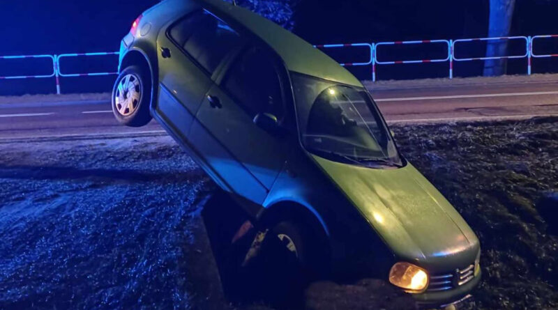 Wczoraj przed godziną 17:00 w miejscowości Werechanie (powiat tomaszowski) doszło do niecodziennego zdarzenia. 57-letni kierowca Volkswagena Golfa, "nie zmieścił" się na podjeździe i wpadł do przydrożnego rowu. Okazało się, że we krwi ma ponad 2 promile alkoholu.