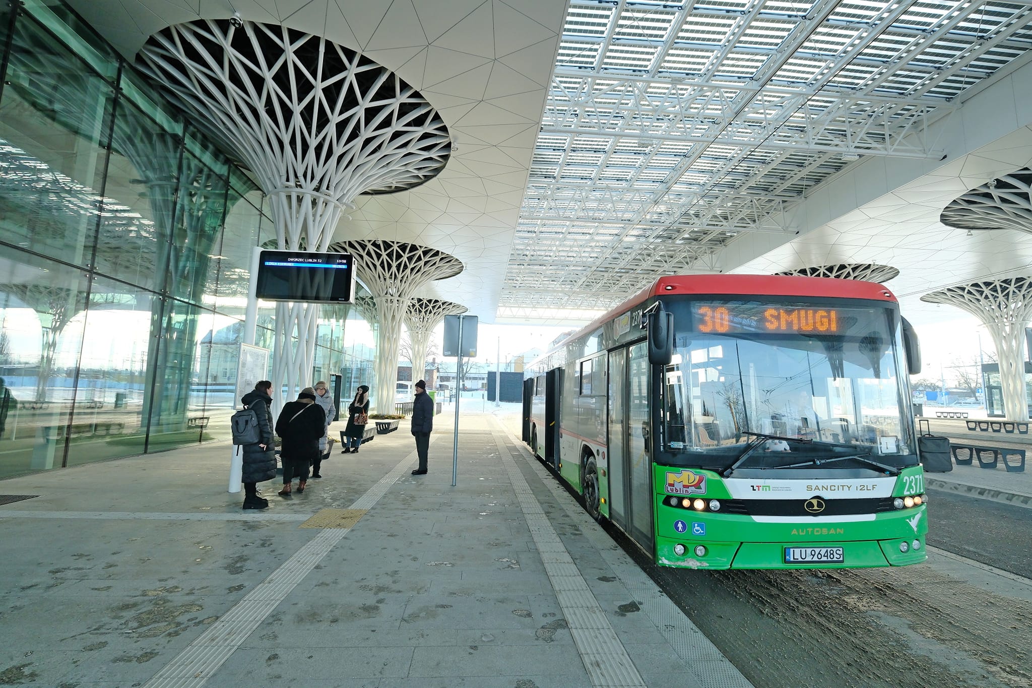 Dworzec Lublin przywitał pierwszych pasażerów. Na początek 170 kursów w 30 kierunkach