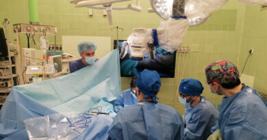 Ortopedzi z lubelskiego szpitala prowadzą operacje z wykorzystaniem wideomikroskopu