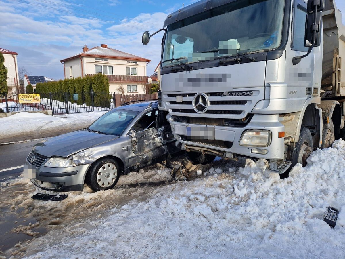 Rogóźno. Zderzenie Volkswagena z ciężarówką. Dwie osoby poszkodowane