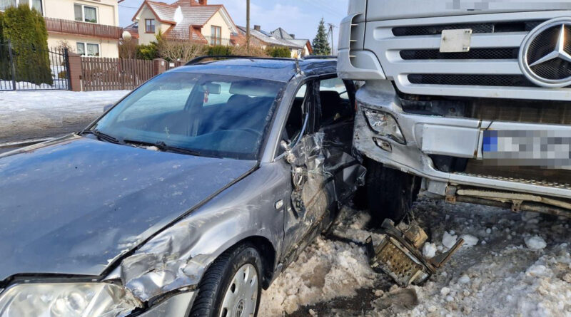 Rogóźno. Zderzenie Volkswagena z ciężarówką. Dwie osoby poszkodowane