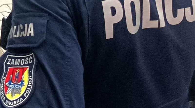 Policjanci w roli strażaków. Pomogli seniorom gasić pożar i ewakuowali ich z zadymionego mieszkania