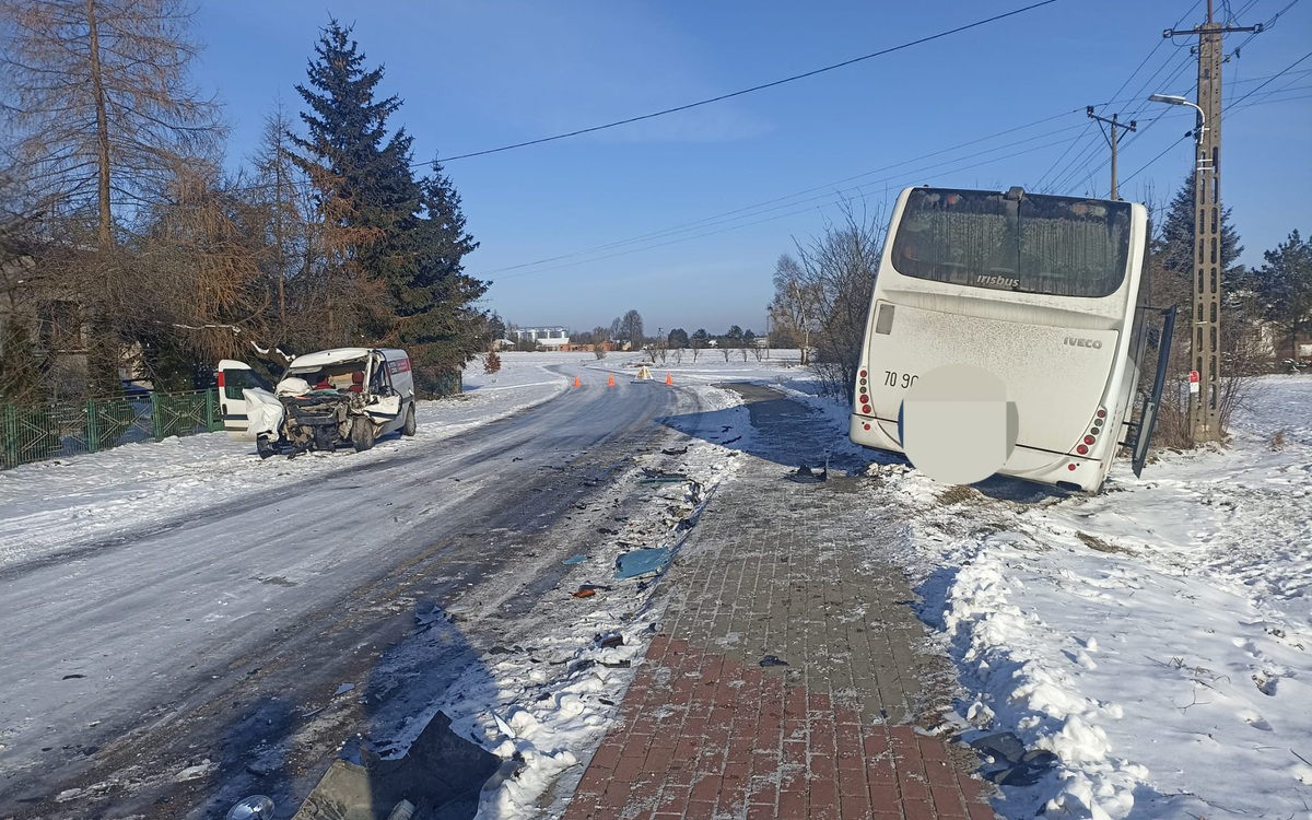 Rudno Trzecie - czołowe zderzenie autobusu z Fiatem