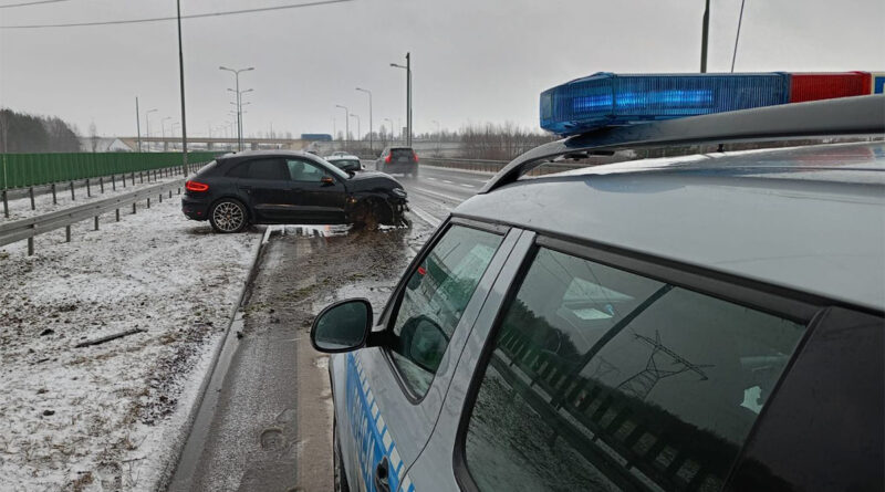 Wypadek na drodze S17. Porsche uderzyło w barierę energochłonną