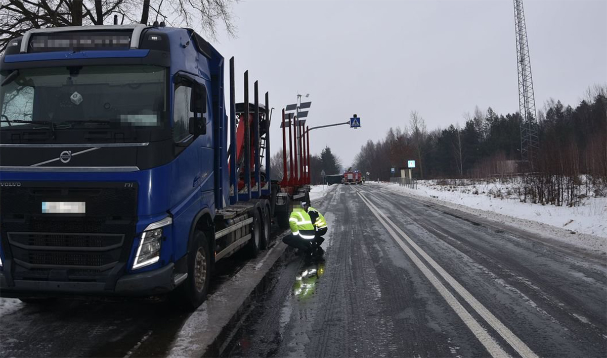 Żelizna. TIR przewrócił w się w poprzek drogi. Dwie osoby poszkodowane