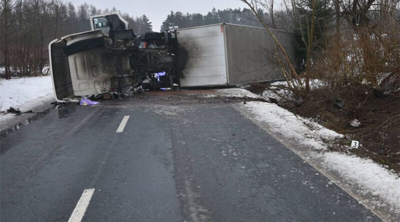 Żelizna. TIR przewrócił w się w poprzek drogi. Dwie osoby poszkodowane