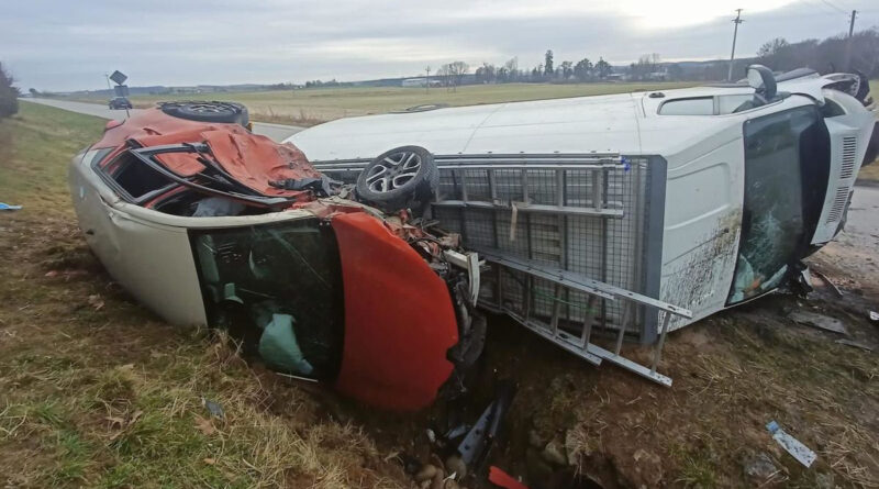 Bończa-Kolonia. Groźne zderzenie busa z osobowym Renault.