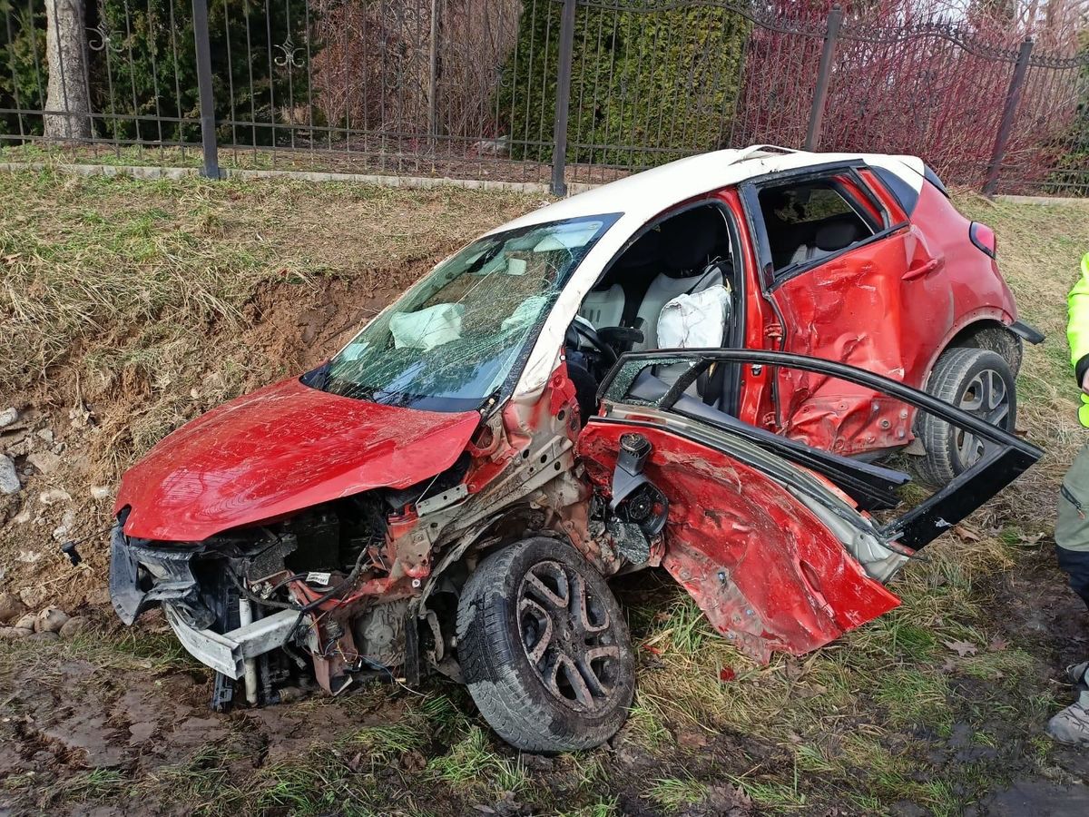 Bończa-Kolonia. Groźne zderzenie busa z osobowym Renault. 