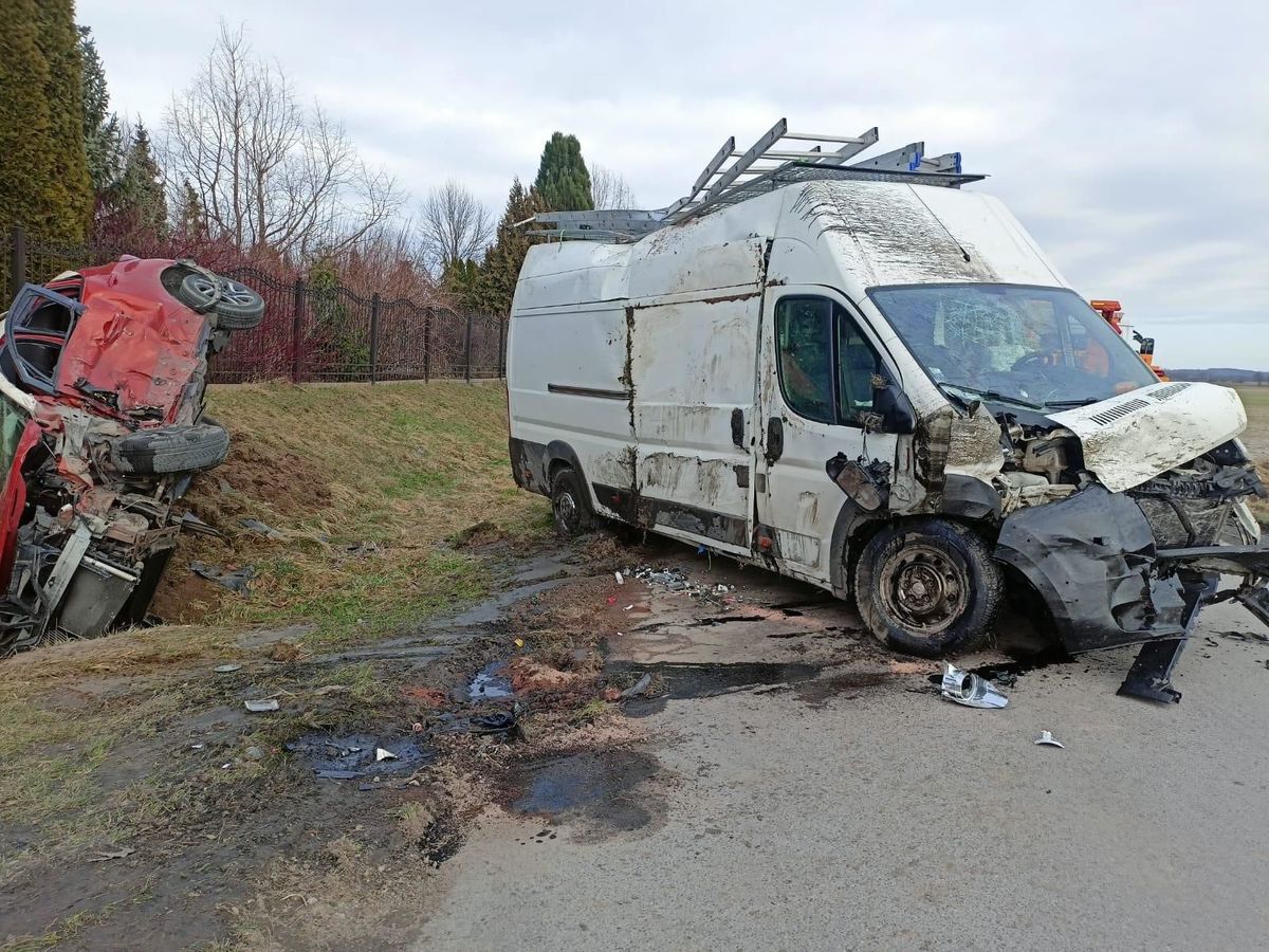 Bończa-Kolonia. Groźne zderzenie busa z osobowym Renault. 