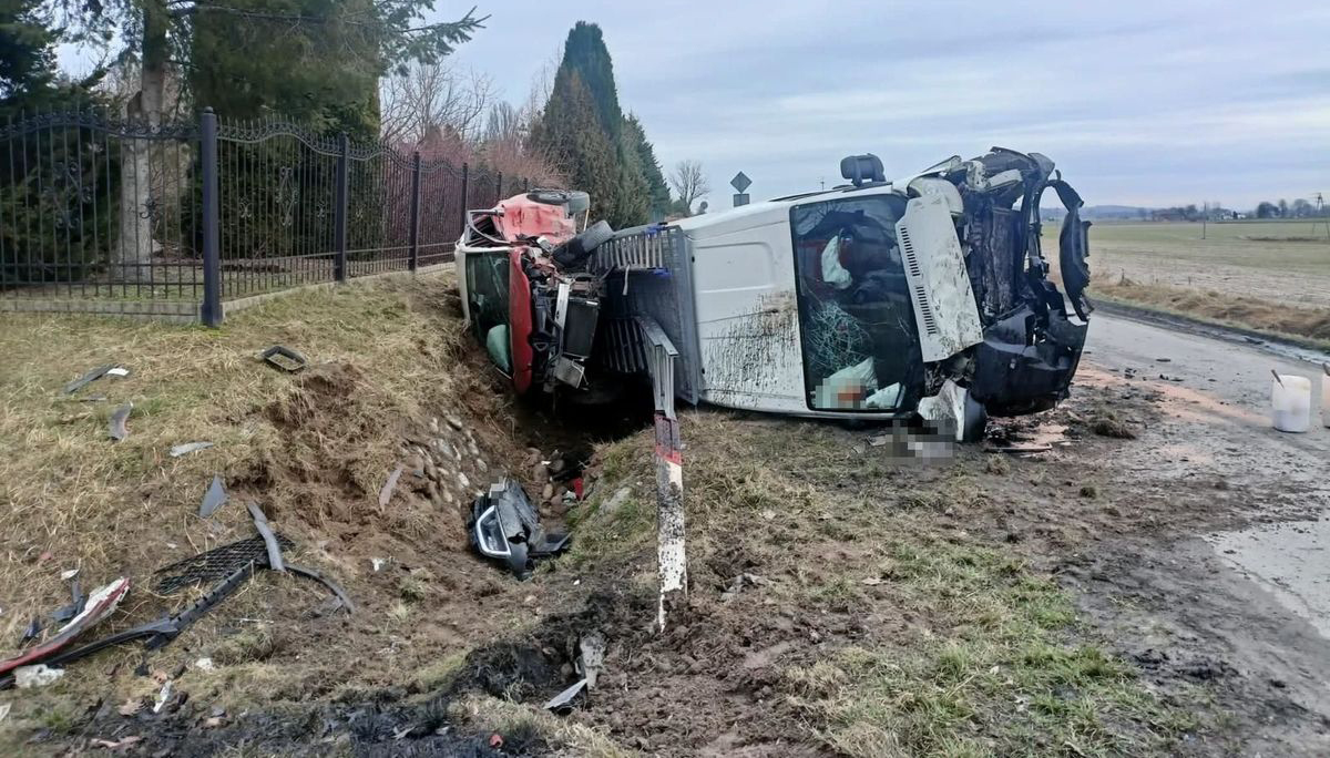 Bończa-Kolonia. Groźne zderzenie busa z osobowym Renault