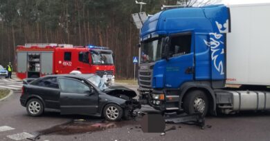 Glinny Stok. Zderzenie TIR-a z samochodem osobowym.