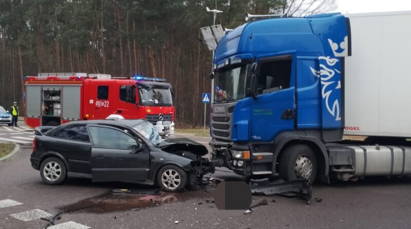 Glinny Stok. Zderzenie TIR-a z samochodem osobowym.