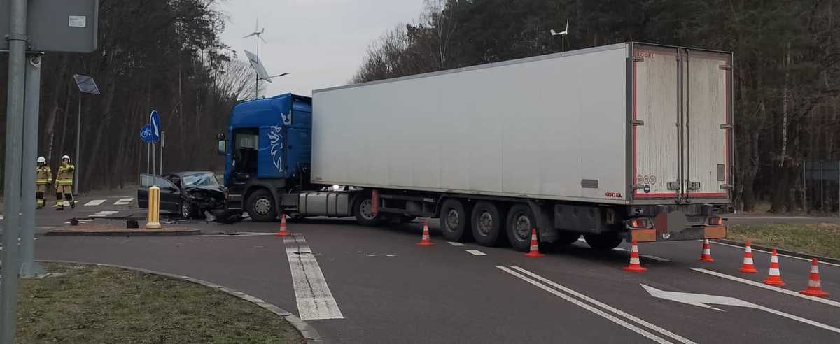 Zderzenie TIR-a z samochodem osobowym w miejscowości Glinny Stok 