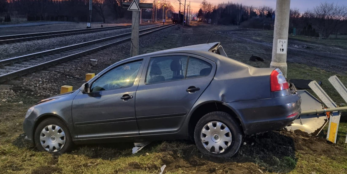 Minkowice Kolonia. 87-latek wjechał pod pociąg. Cudem nie doszło do tragedii