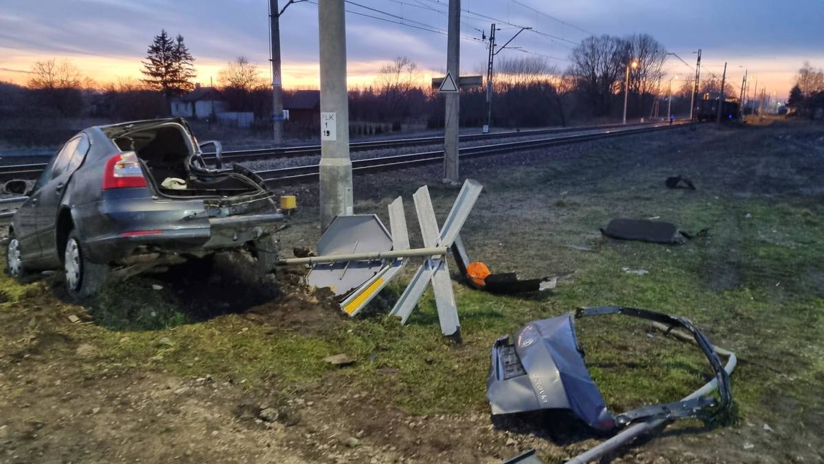 Minkowice Kolonia. 87-latek wjechał pod pociąg. Cudem nie doszło do tragedii