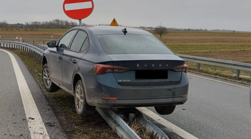 Pijany i bez uprawnień wybrał się na przejażdżkę kradzionym samochodem. Podróż zakończył nietypowo