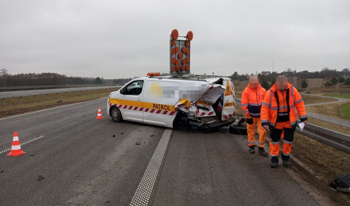 Groźny wypadek na S17. Laweta zderzyła się z pojazdem służby drogowej