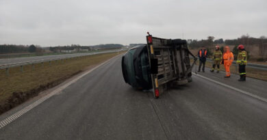 Groźny wypadek na S17. Laweta zderzyła się z pojazdem służby drogowej