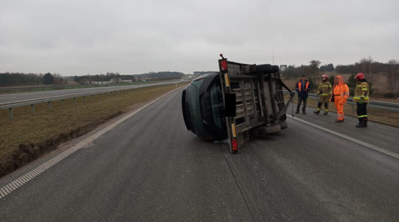 Groźny wypadek na S17. Laweta zderzyła się z pojazdem służby drogowej
