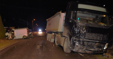 Tragiczne zderzenie ciężarówki z busem. Nie żyje kierowca Renault Trafic, dwoje dzieci w szpitalu