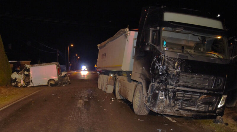 Tragiczne zderzenie ciężarówki z busem. Nie żyje kierowca Renault Trafic, dwoje dzieci w szpitalu