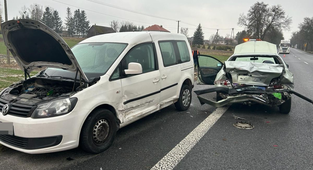 Zakręcie. Wypadek z udziałem TIR-a i dwóch samochodów osobowych na DK-17