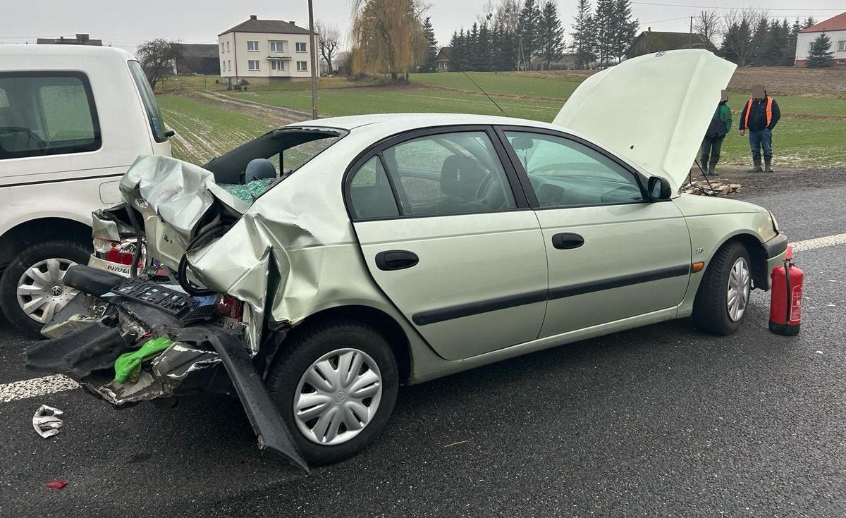 Zakręcie. Wypadek z udziałem TIR-a i dwóch samochodów osobowych na DK-17