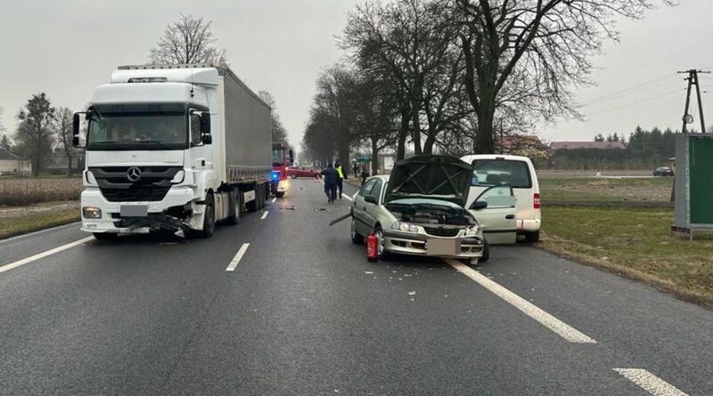 Zakręcie. Wypadek z udziałem TIR-a i dwóch samochodów osobowych na DK-17