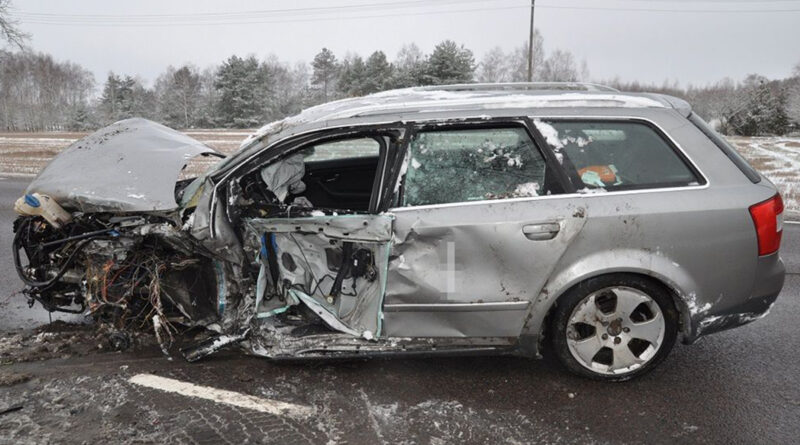 Groźne zderzenie Audi z ciężarówką w Międzyrzecu Podlaskim
