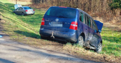 Zderzenie Volkswagena z Toyotą na DK-17 w Dąbrowie Tomaszowskiej